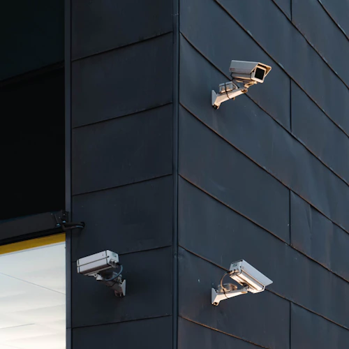Conjunto de cámaras CCTV en la fachada de un inmueble