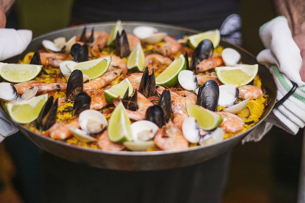 Plato de camarones con rodaja de limón