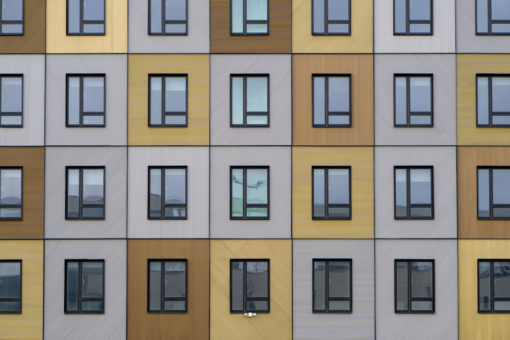 Weiße und beige Gebäudefenster