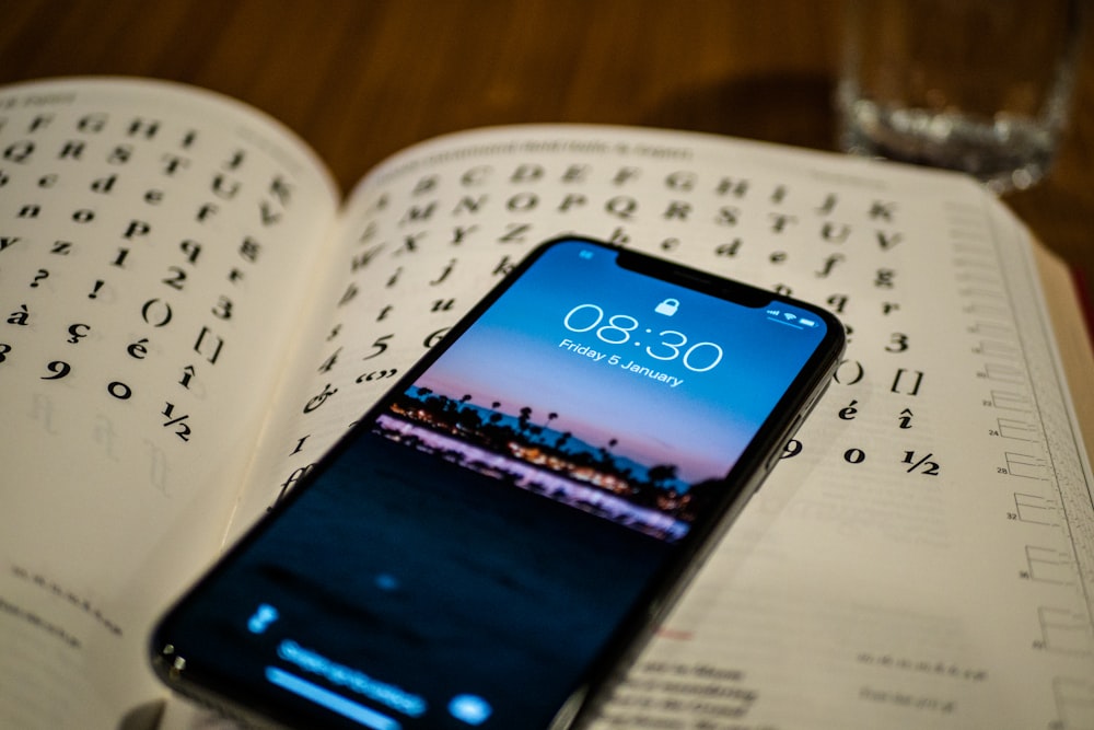 schwarzes Android-Smartphone auf Buch