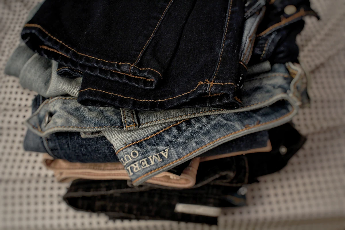 Gefaltete Jeans in verschiedenen Waschungen