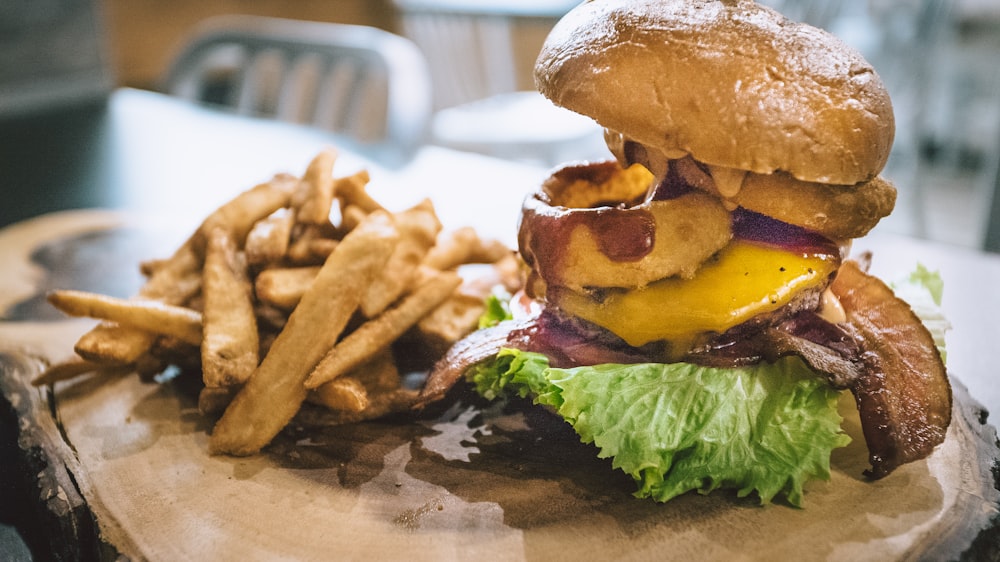 Burger servi sur une bûche de bois brun