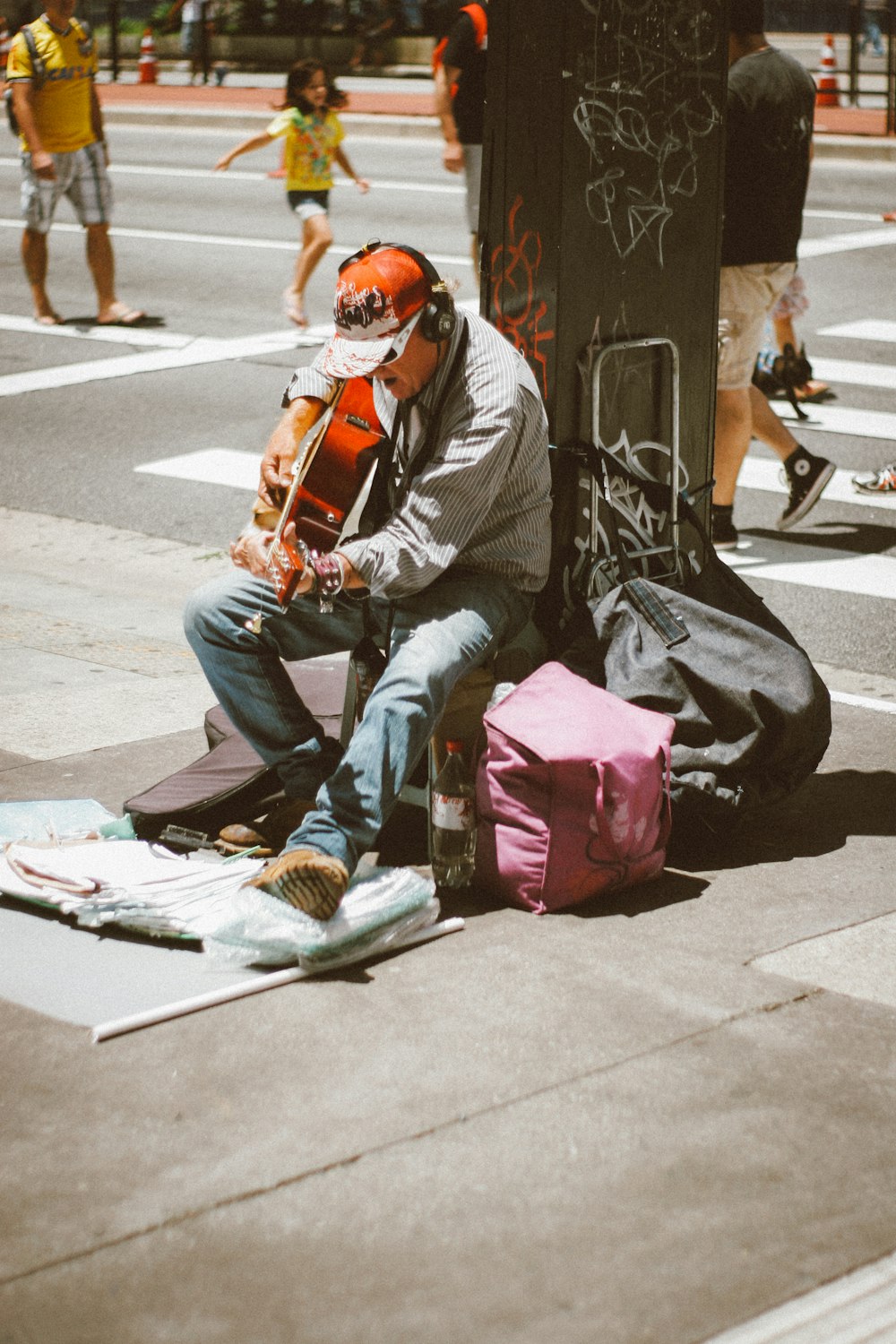 uomo che suona la chitarra davanti al palo