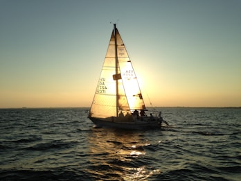 Vue verticale d’un yacht en navigation, mer foncée, pont avant en teck