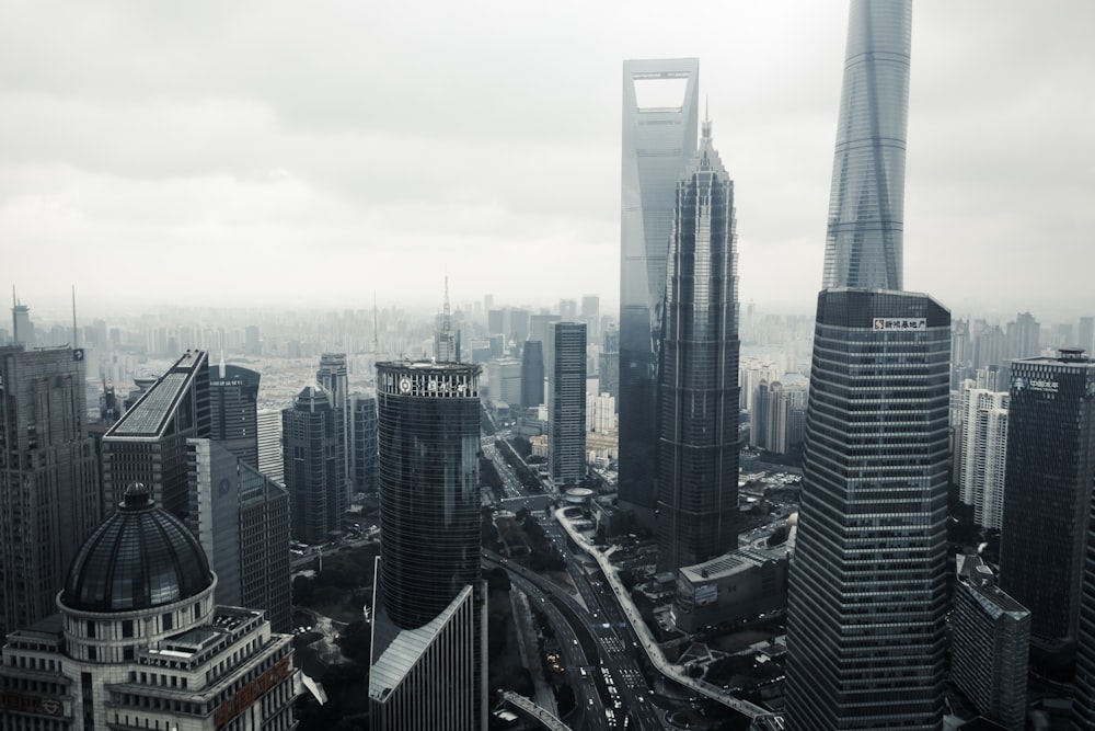 fotografia in scala di grigi dell'edificio della città