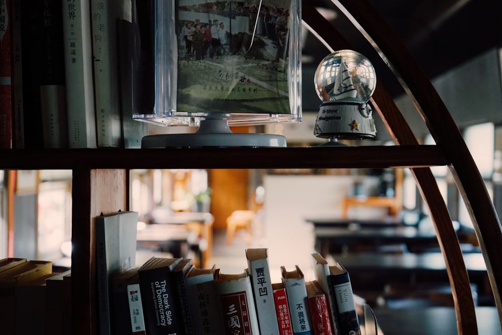 foto em close-up de livros na estante