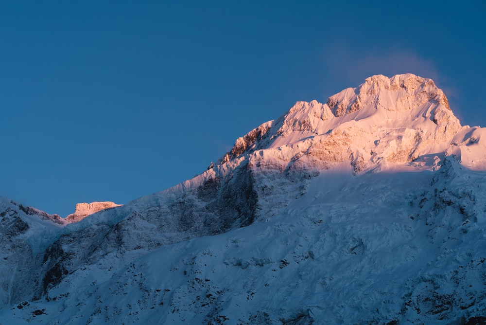 Fotografía de vista de ojo de gusanos de montaña nevada