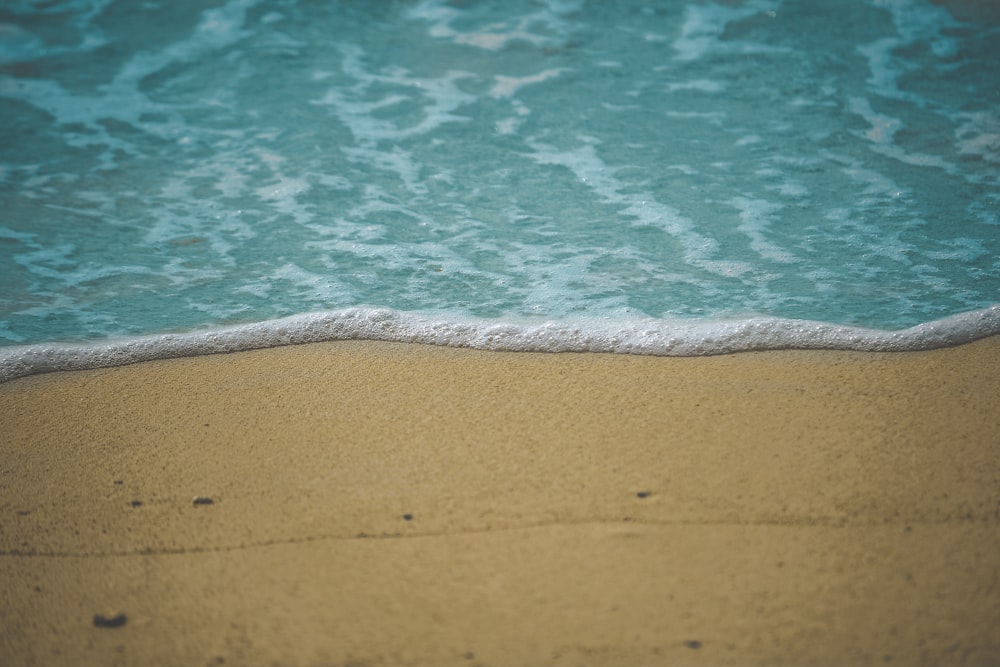 foto da água do mar em terra