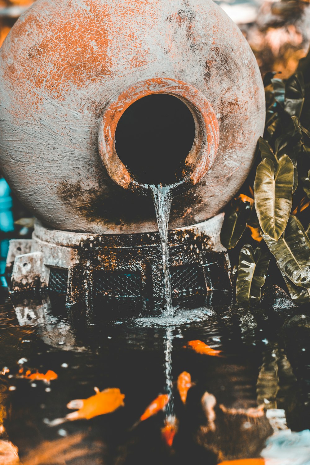 Photographie de fontaine extérieure brune