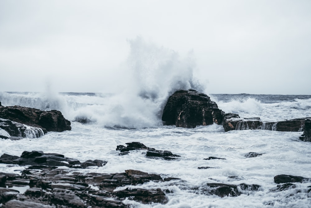 Les vagues de la mer frappent les rochers