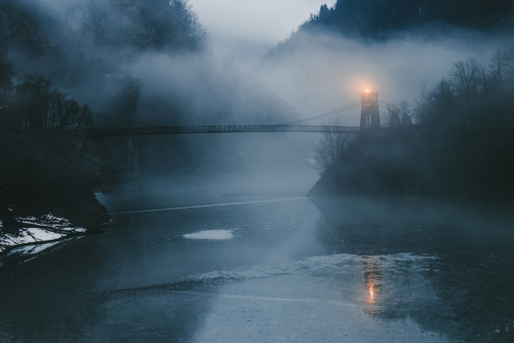 ponte con torre di avvistamento con nebbie