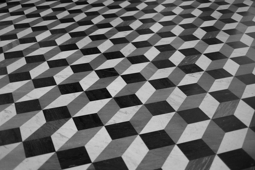 市松模様の床の白黒写真