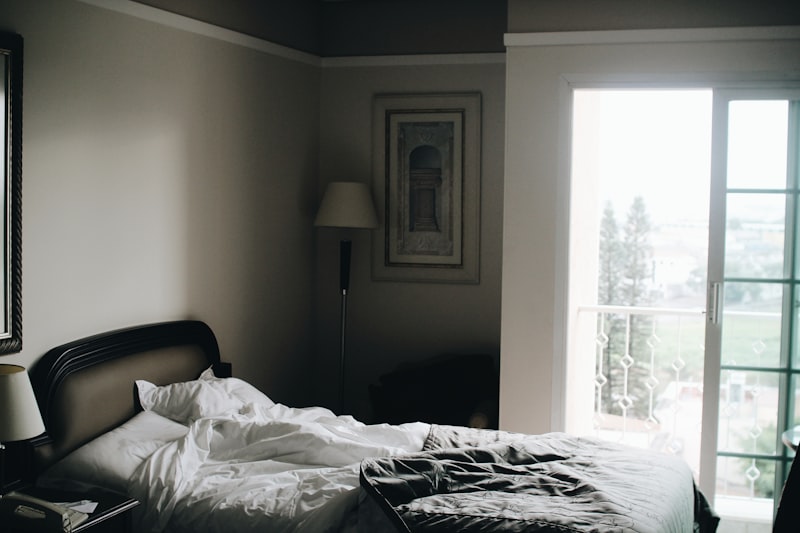 흰 린넨 시트와 부드러운 자연광 &mdash; 로에베 아이레 수틸레사 베이스 노트 살냄새