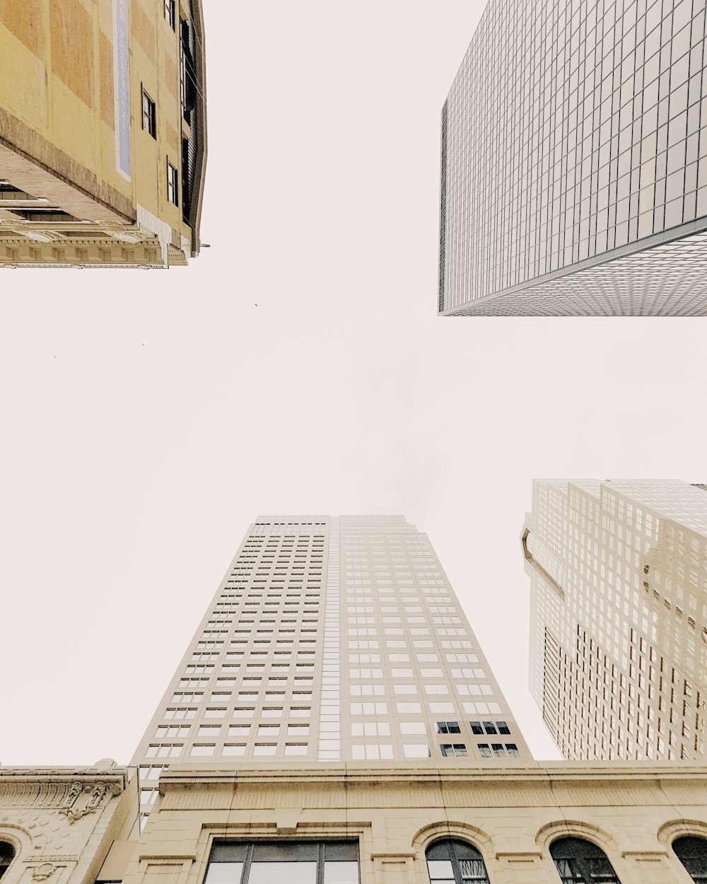 昼間の灰色の高層ビルのハイアングル撮影