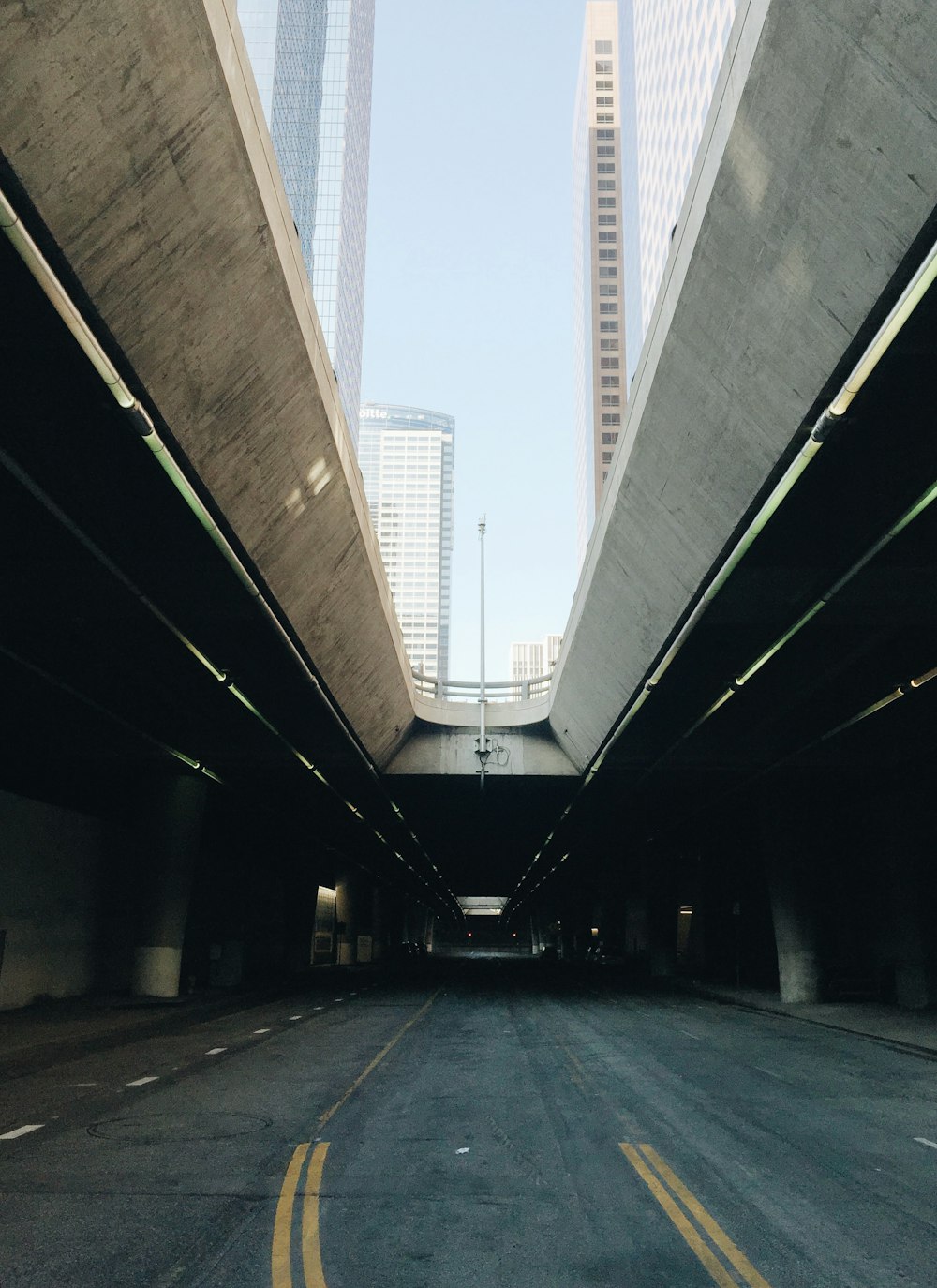 도로 터널의 도시 풍경 사진