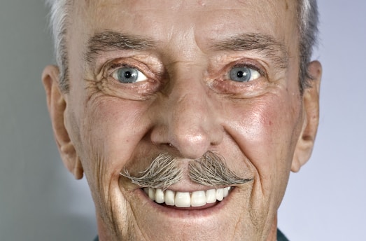 Portrait of Dr. José Antônio Diniz Faria Junior in his clinic, smiling warmly.