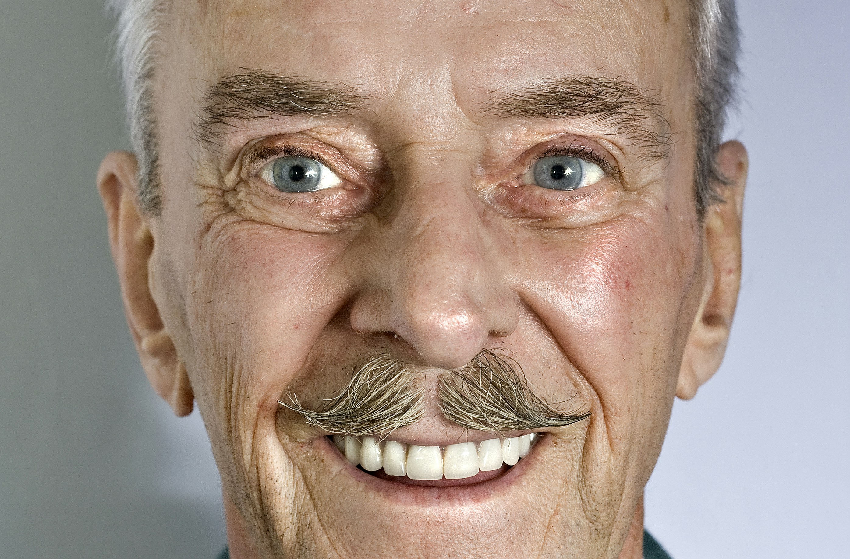 great photo recipe,how to photograph voici un portrait de mon oncle ( bob )  décédé il y as plusieurs années , r.i.p mon oncle robert; closed up photo of man's face