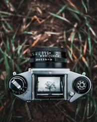 shallow focus photography of black and gray DSLR camera