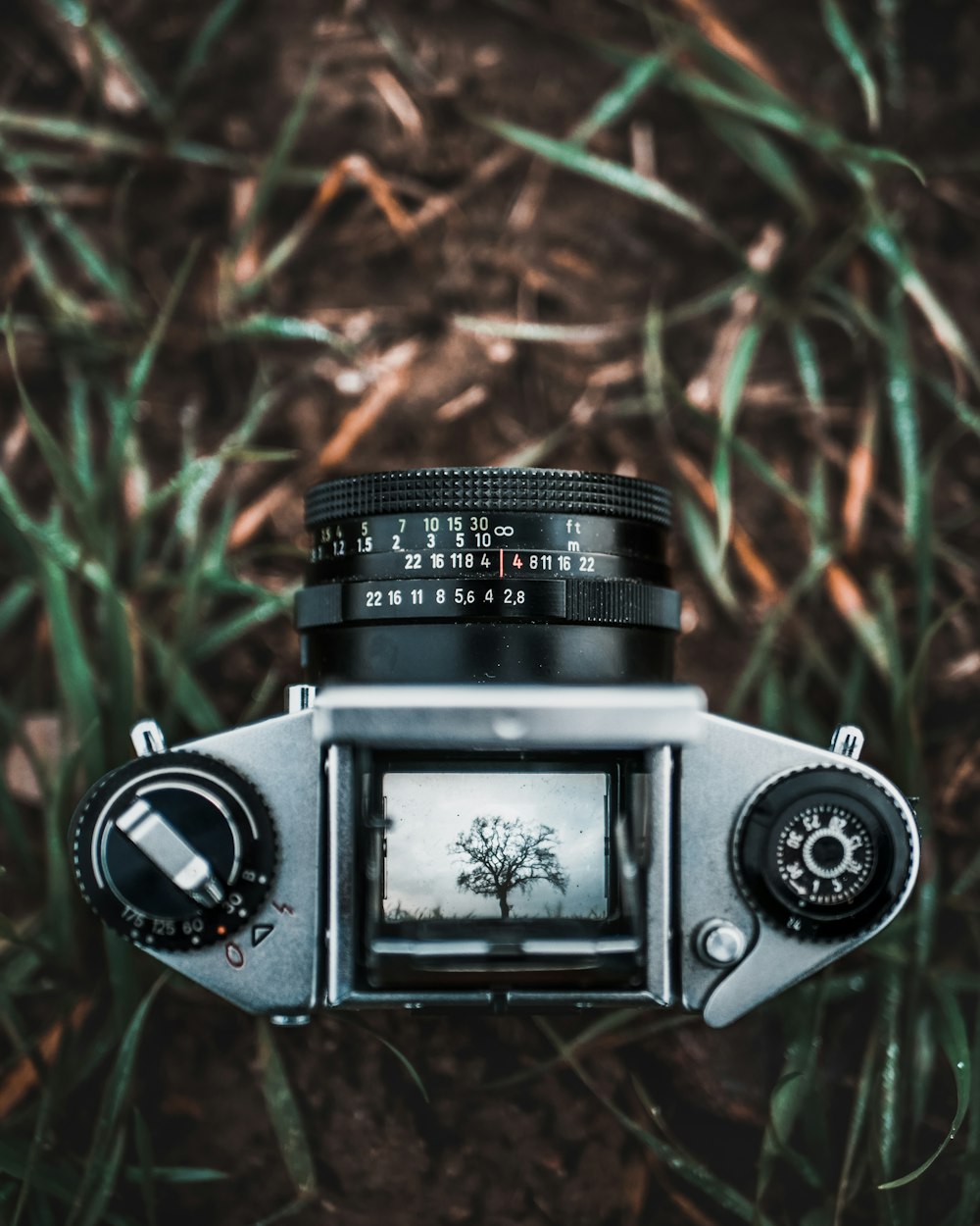 흑백 DSLR 카메라의 얕은 초점 촬영