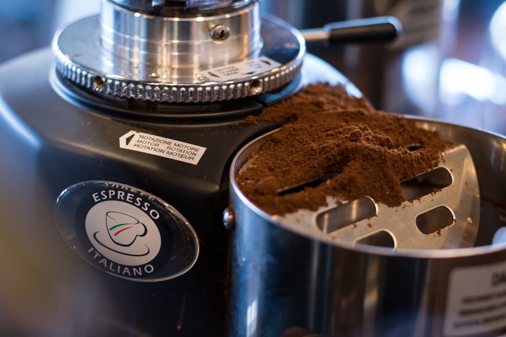 Café en polvo en cafetera espresso