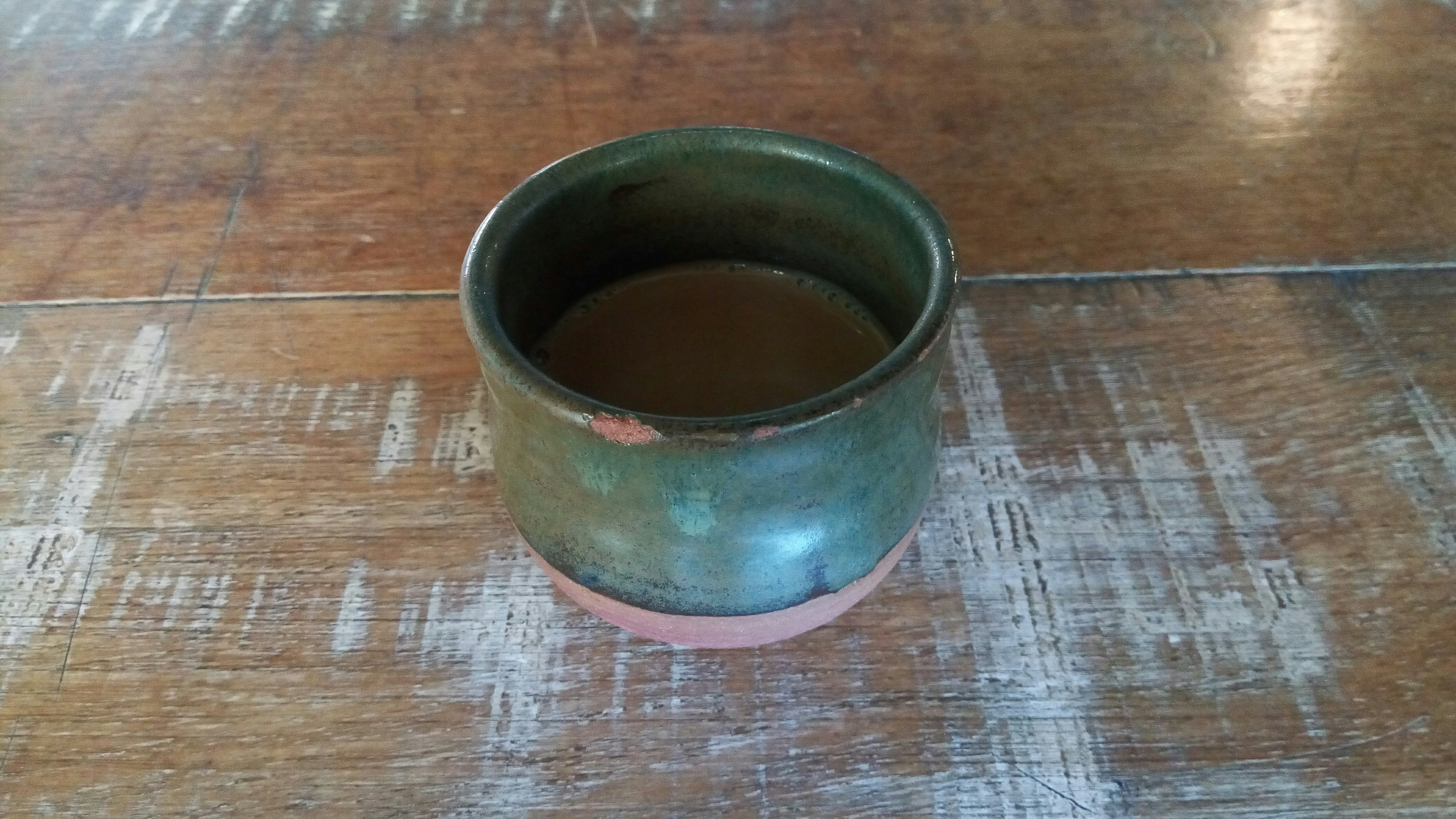 Xícara de cerâmica vibrante