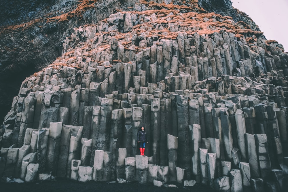 회색 바위 산에 서 있는 여자