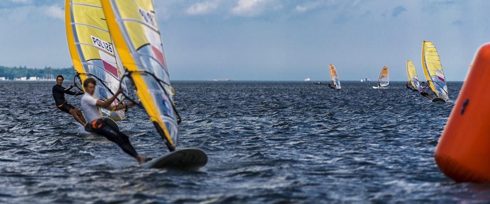 Menschen beim Windsurfen auf dem Gewässer