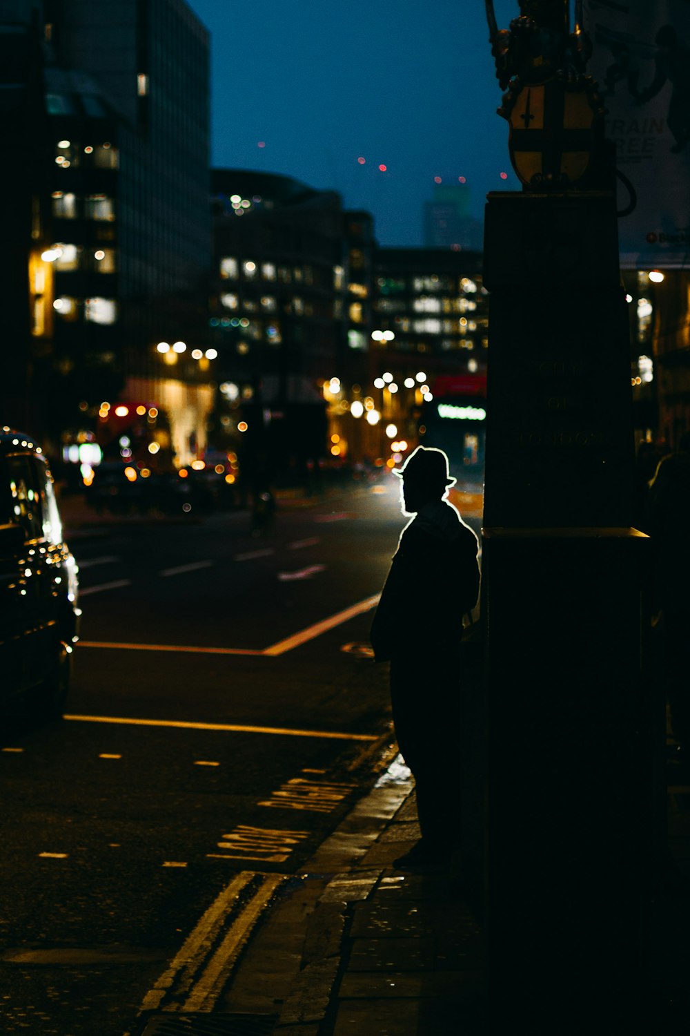 歩道に立つ男