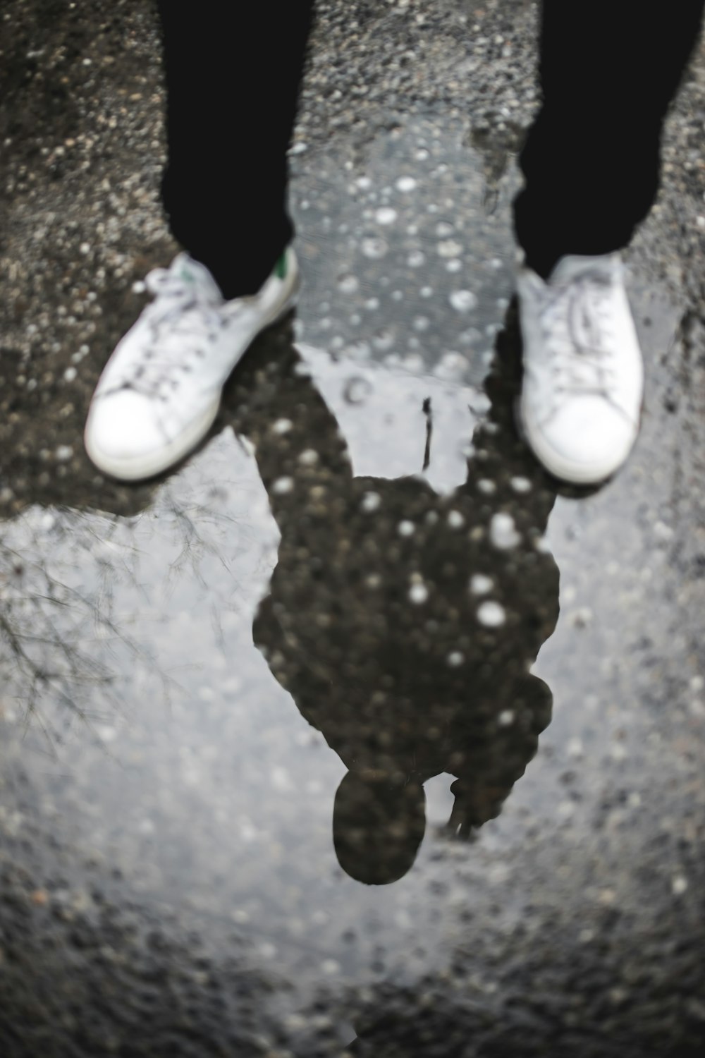 reflexo da pessoa em pé no chão