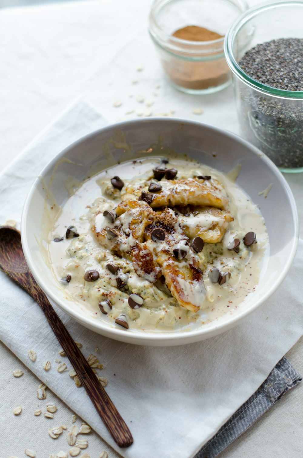 Tazón blanco relleno de crema de postre