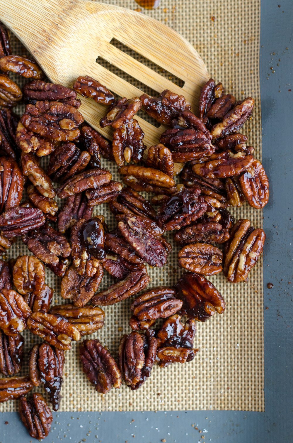 茶色の木製のひしゃくのそばに調理された食べ物