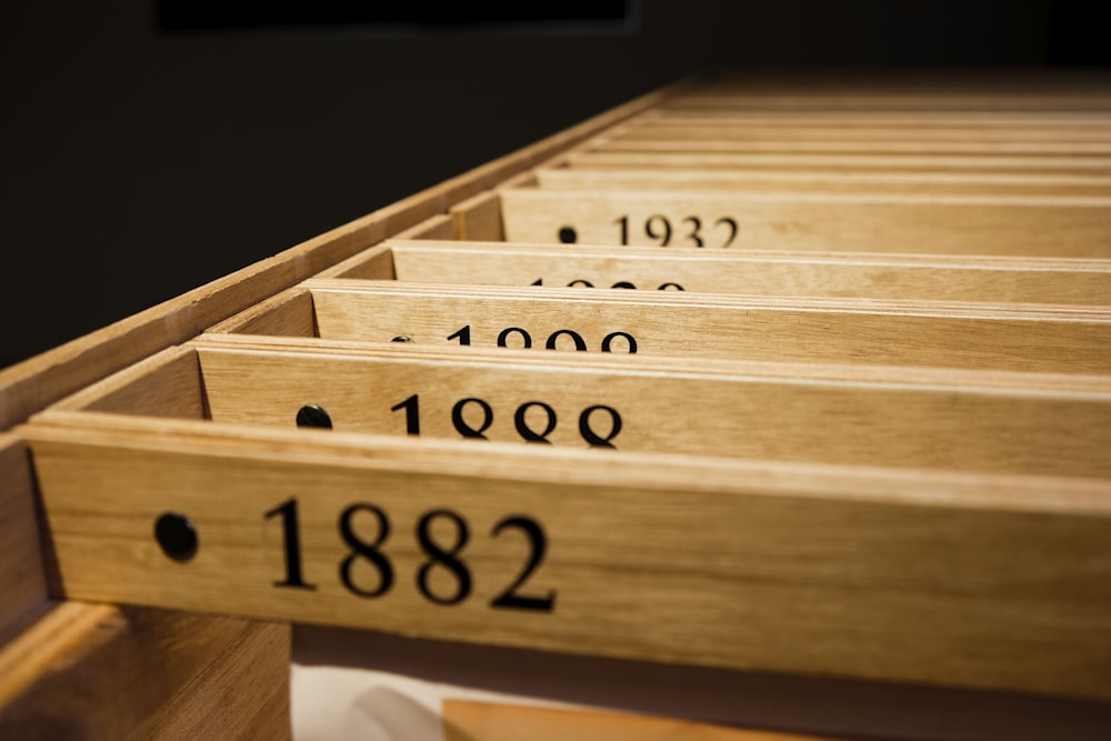 Una fila de cajones de madera con números en ellos