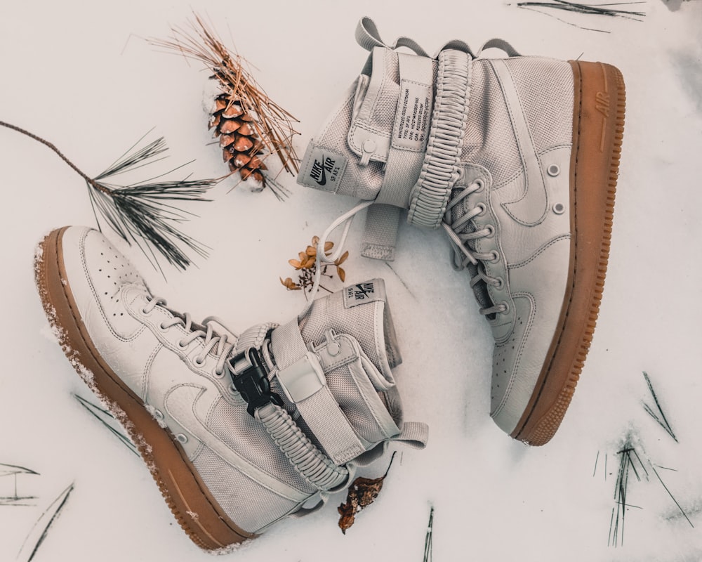 Foto Par de zapatillas altas nike grises en la nieve – Imagen Temperamental  gratis en Unsplash