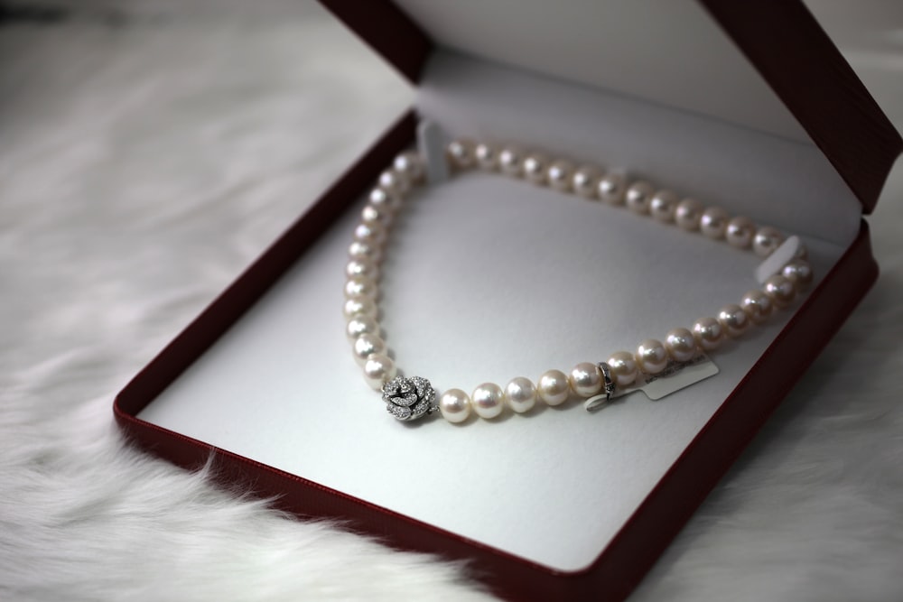collana di perle bianche con scatola