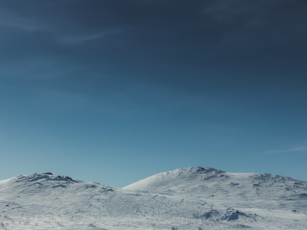 weißes, verschneites Land unter blauem Himmel