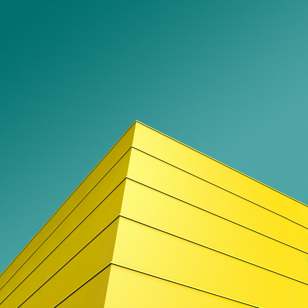 黄色と黒の縞模様の建物の角のローアングル写真
