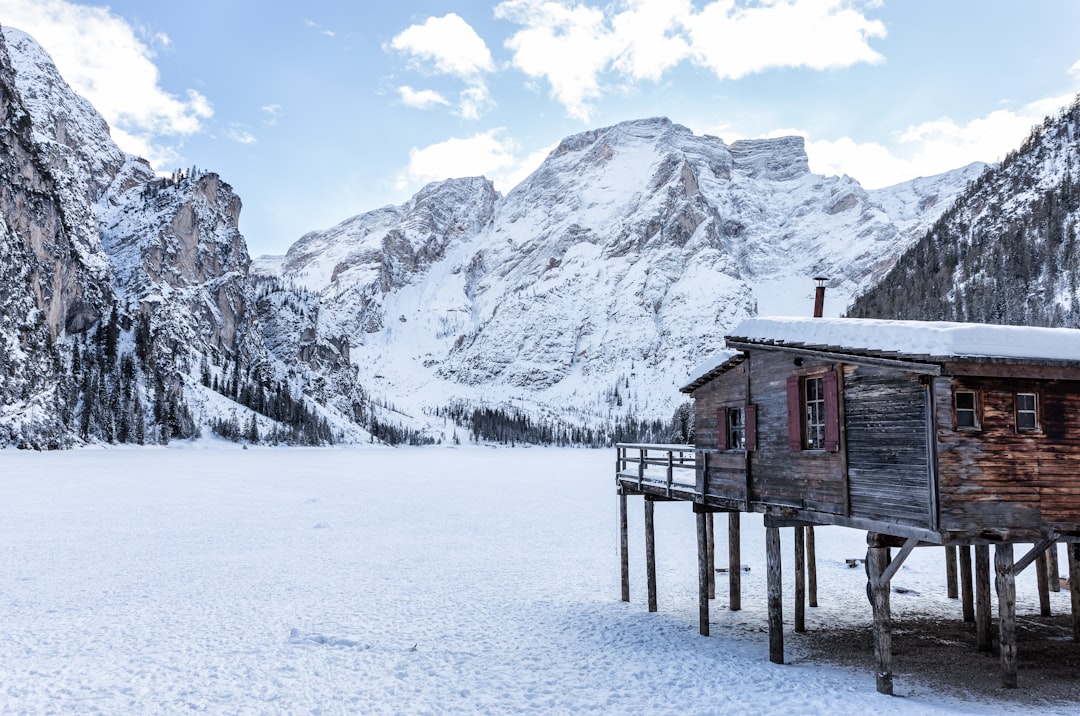 Bundle Up! The 12 Most Charming Frozen Lake Towns in North America