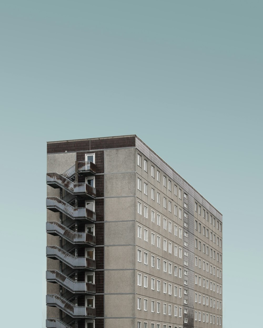 edifício alto de concreto bege e marrom