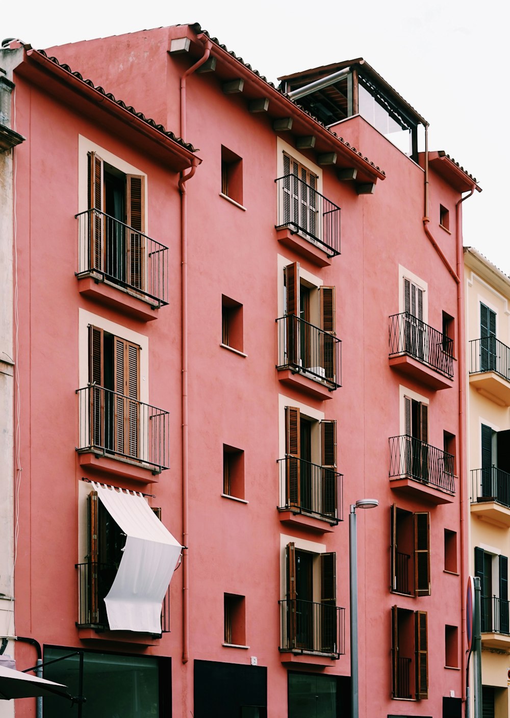 분홍색 페인트 아파트