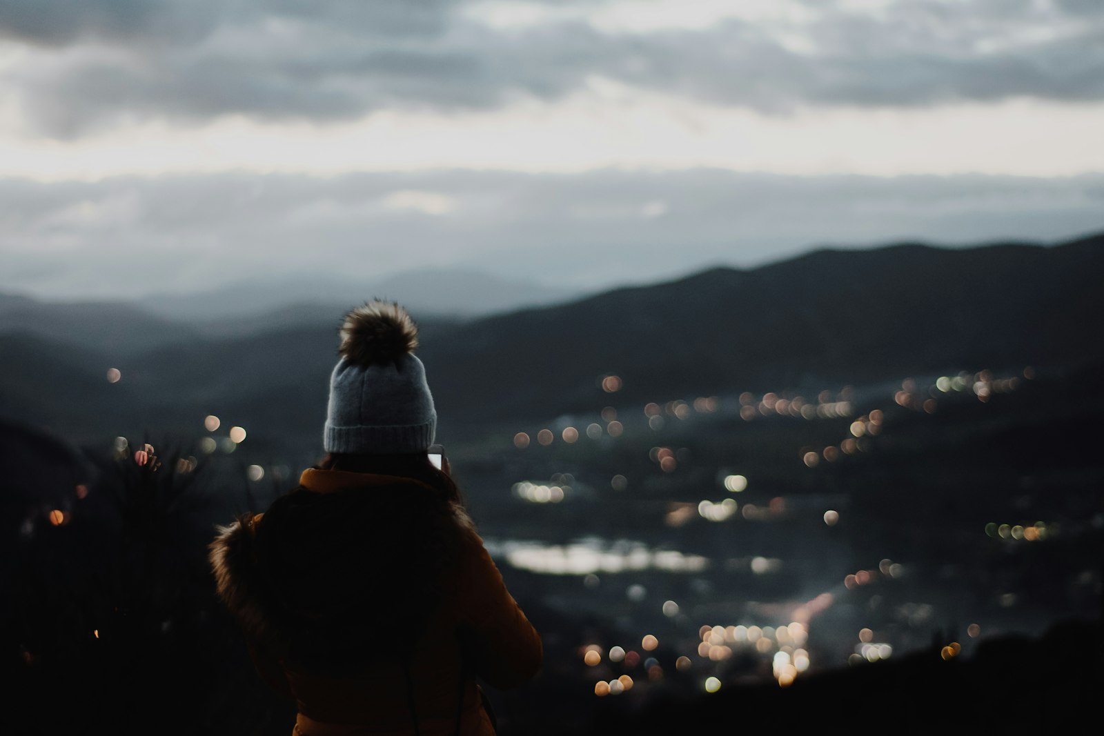 Nikon D7200 + Nikon AF Nikkor 50mm F1.8D sample photo. Person standing on cliff photography