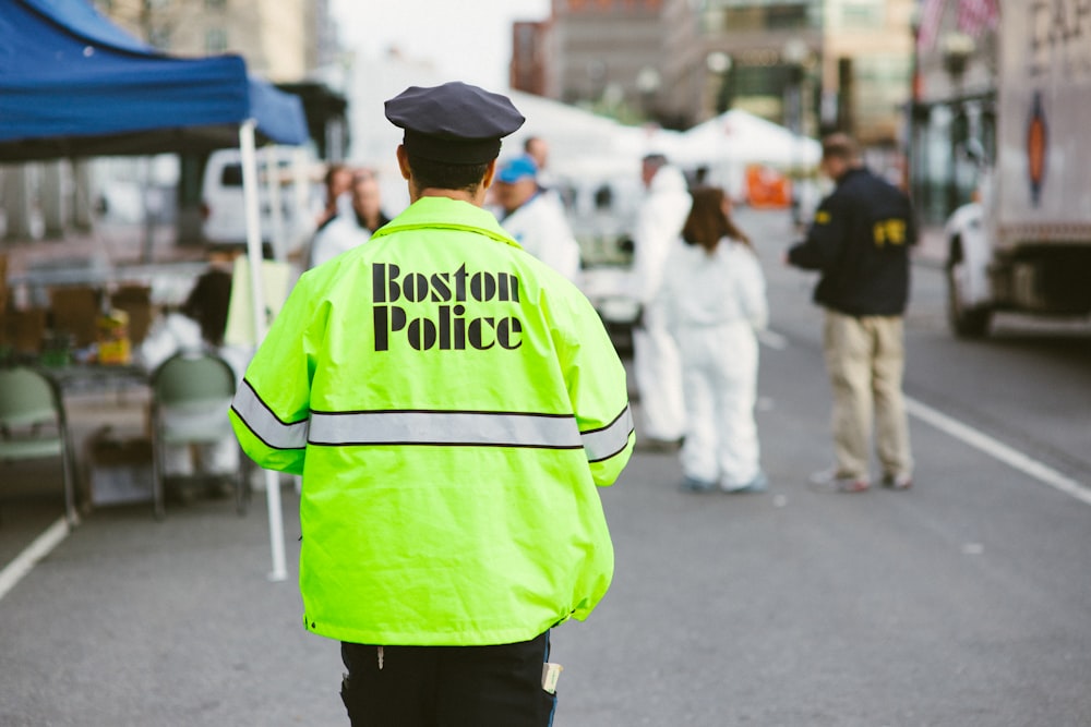 낮에 거리를 걷고 있는 보스턴 경찰관