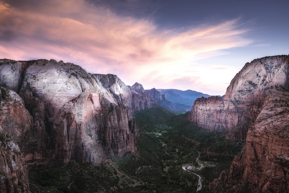 Río bajo las montañas rocosas