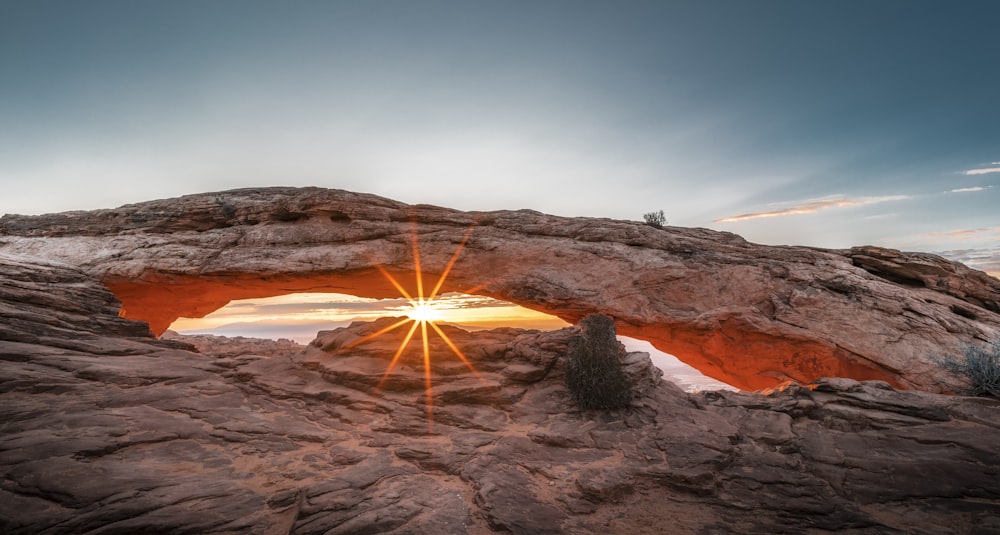 luz solar expondo através de rochas