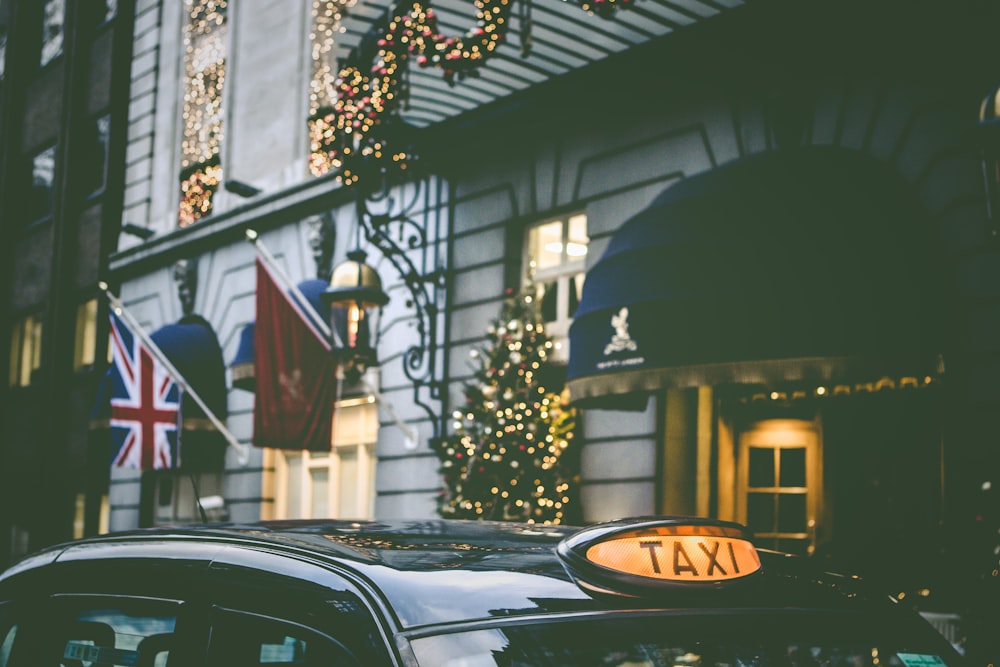 Foto del parcheggio dei taxi accanto all'edificio