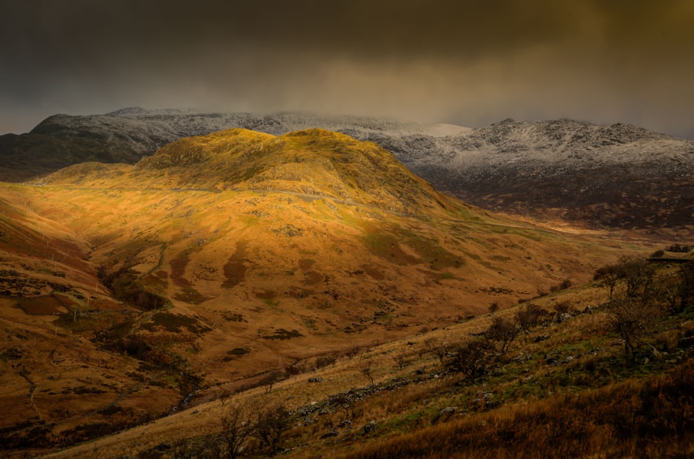 Fotografia de paisagem do penhasco da montanha marrom