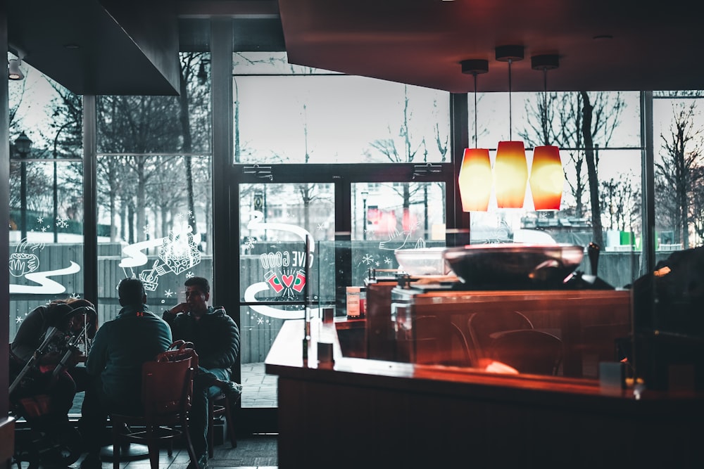 groupe de personnes à l’intérieur de l’établissement