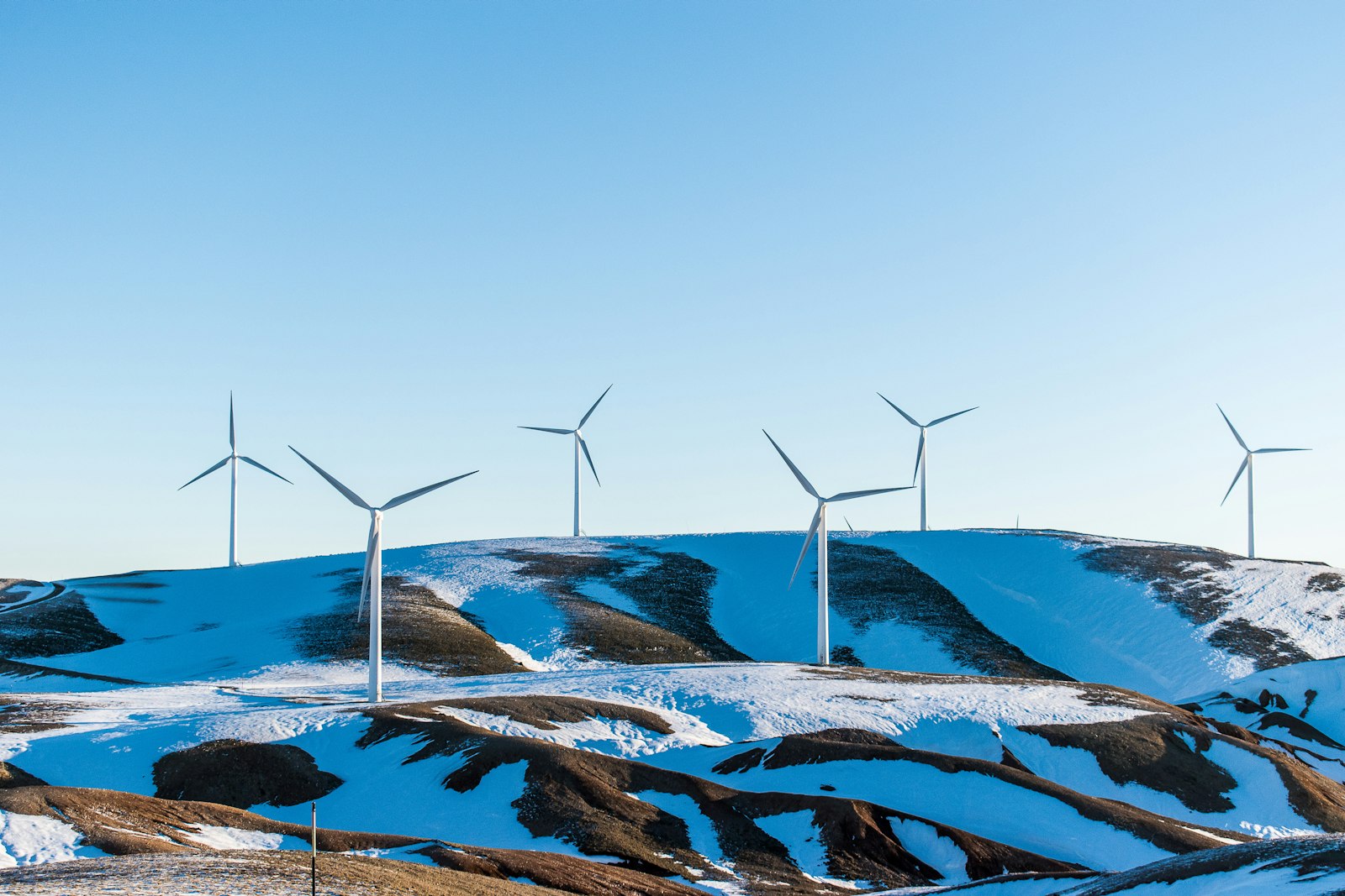 Nikon D5500 + Nikon AF-S DX Nikkor 18-55mm F3.5-5.6G II sample photo. Windmills surrounded by snow-covered photography