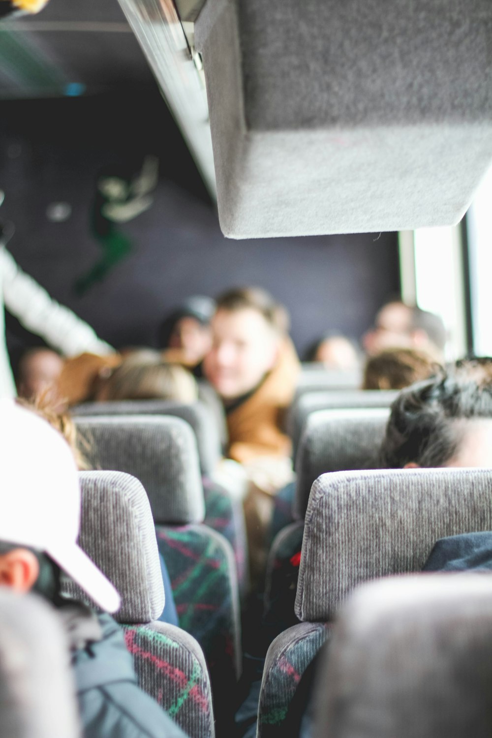 Menschen, die im Bus sitzen