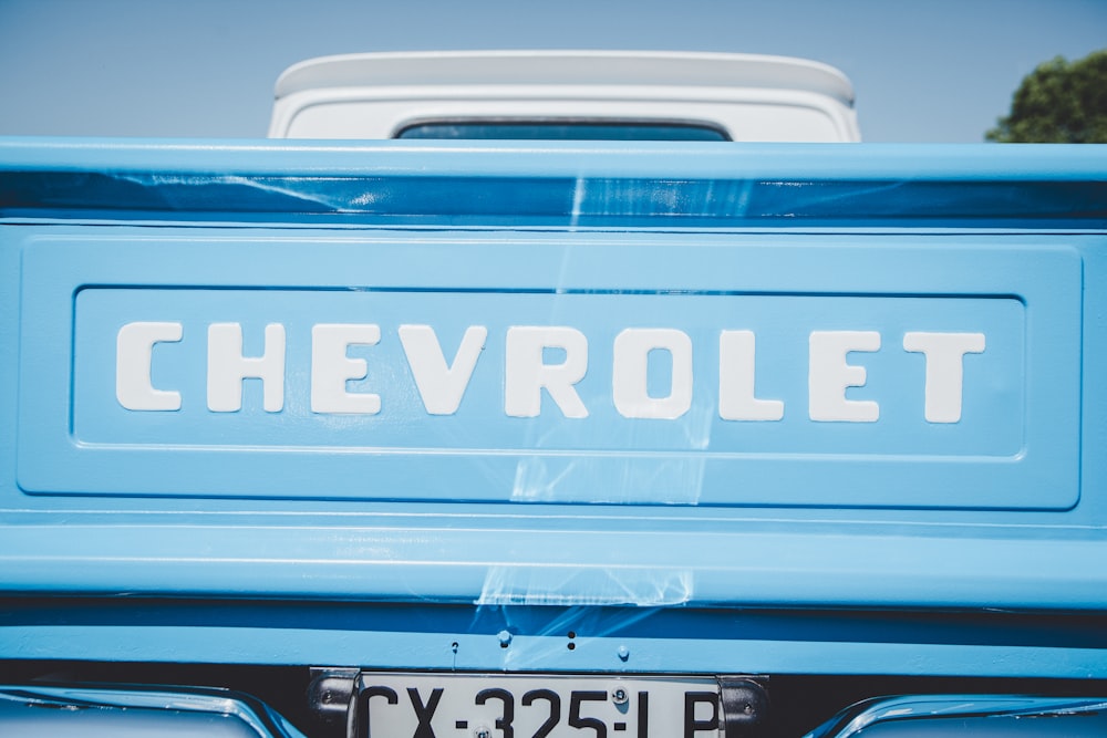 foto ravvicinata del portellone posteriore del pick-up Chevrolet verde acqua
