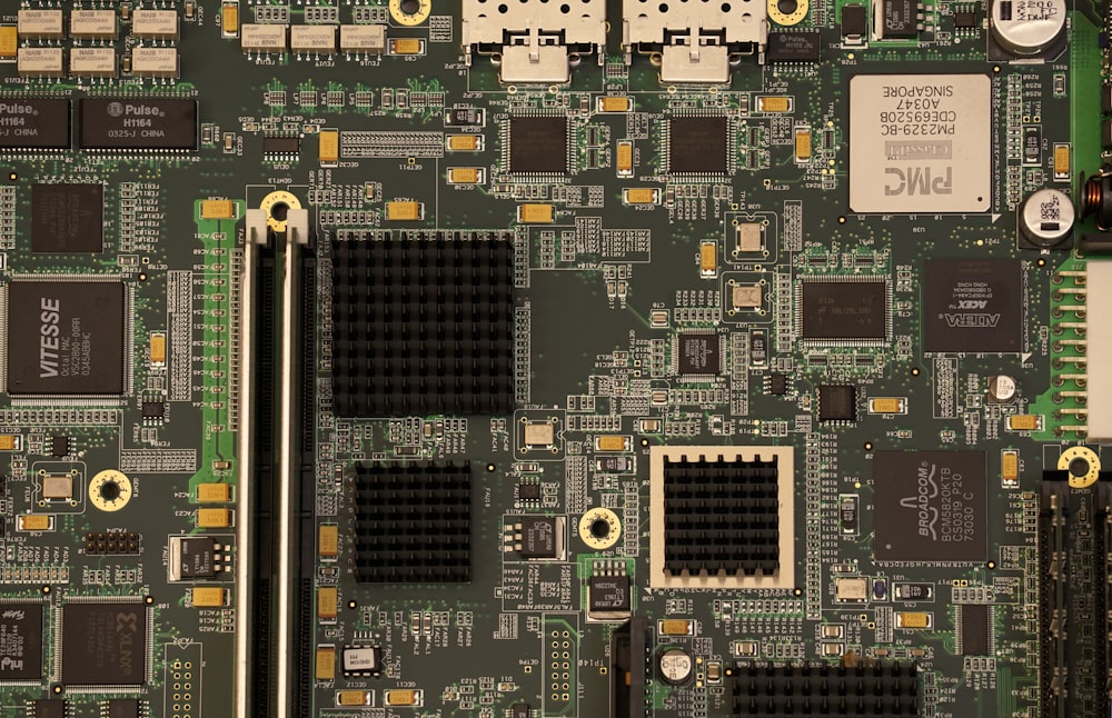 Fotografía de primer plano de la placa base de la computadora verde y negra